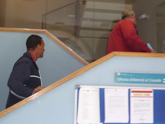 Els dos agents pugen les escales de l'ajuntament per anar al despatx de l'alcalde./  LL.M