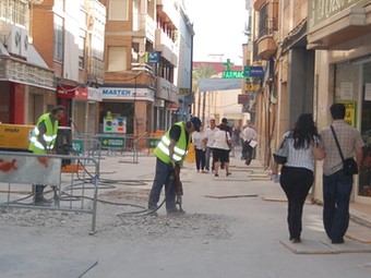 Els obrers alcen el paviment del carrer per segona vegada. /  CEDIDA