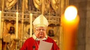 El bisbe Francesc llegeix la seva homilia. LLUÍS SERRAT