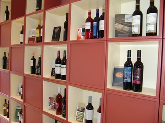 Un expositor amb diferents marques de vins que formen part de la DO Empordà.  J.P