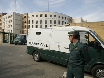 Les dues furgonetes on viatjaven els detinguts, abandonant la caserna de Sant Andreu de la Barca. GABRIEL MASSANA