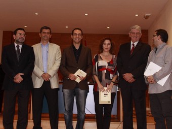 Els guardonats, acompanyats dels regidors de Torrent i el representant de l'editorial. /  CEDIDA