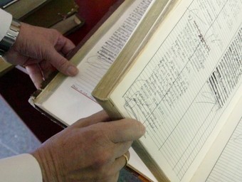 Volums de llibres antics s'acumulen en els Registres Civils de Catalunya. JUANMA RAMOS