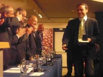 El guanyador del Premi Iluro, Ramon Reixach, a la taula presidencial./  E.F