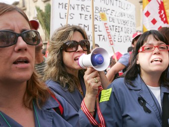Tres dones manifestants participants en la multitudinària marxa d'ahir pels carrers de Tortosa.  MARTA MARTÍNEZ