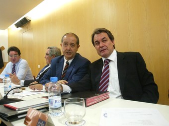 Montilla i Mas, ahir, en les respectives executives del PSC i CDC.  EFE / QUIM PUIG