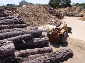 Alameda-Torrent, de Cassà, es dedica a valoritzar residus forestals per fer biomassa.  O.M