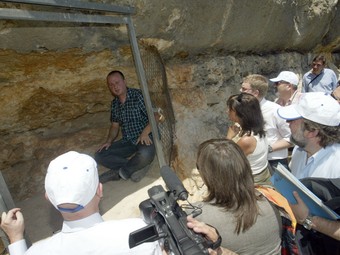 Arqueòlegs internacionals van visitar al maig el conjunt de les pintures rupestres d'Ulldecona.  JUDIT FERNÀNDEZ