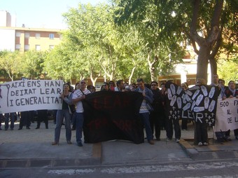 Treballadors de Lear amb pancartes mentre es feia la reunió.  L.M