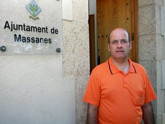 L'alcalde de Massanes, Jordi Porta, a l'entrada de l'Ajuntament, en una imatge d'arxiu. MANEL LLADÓ