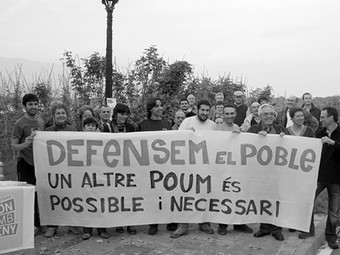 Representants de la plataforma en contra del POUM de Santa Maria de Palautordera fotografiats davant d'un dels espais afectats per la normativa.  MÓN AMB SENY
