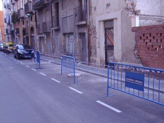 Els bombers van haver de retirar els vehicles aparcats al carrer Lleó per un despreniment de façana JORDI OLÀRIA