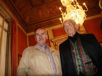 Joan Guerrero i Manuel Forcano, ahir a l'Ajuntament de Barcelona, van notar l'absència d'Humberto Rivas, mort dissabte.  ANDREU PUIG
