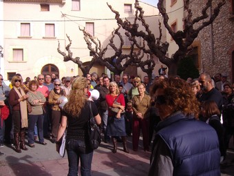 Els veïns de La Coma, durant la manifestació d'ahir a les portes de l'Ajuntament de Creixell J. OLÀRIA