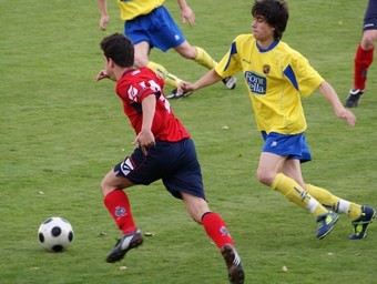 Arimany (esquerra) i Iván (dreta) lluitant per una pilota, ahir.  J.G