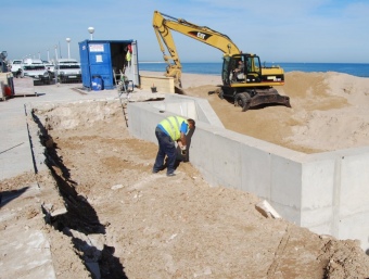 Obres de restauració d'un mur fetes ara fa dos anys a la platja. ARXIU