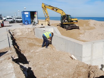 Obres de remodelació del disseny i forma de l'escala d'accés a la platja. /  CEDIDA