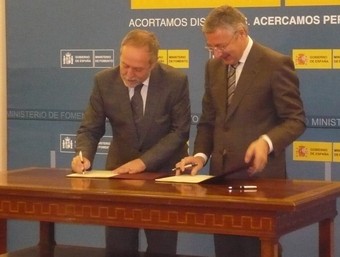 A l'esquerra, l'alcalde d'Alcover, Anton Ferré, amb el ministre José Blanco.