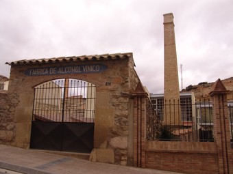 Edifici de la Fassina Balanyà, característic per la seva xemeneia. N.R