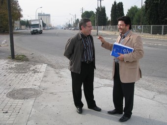 Els regidors de CiU, Isidre Gavín i Miquel Padilla, al polígon industrial El Segre de Lleida.