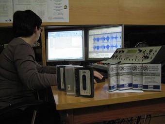Durant sis mesos es digitalitzaran i es catalogaran tots els arxius sonors de l'emissora municipal que estarà a disposició dels espluguins. EL PUNT