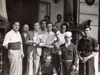 Langdon-Davies, en la seva primera estada a Catalunya als anys 20; a la dreta, amb la família als anys 50 a Sant Feliu de Guíxols; baix, una foto seva del Ritz convertit en menjador popular, al 1936.  ARXIU MUNICIPAL SANT FELIU DE GUÍXOLS. FONS J. L-D