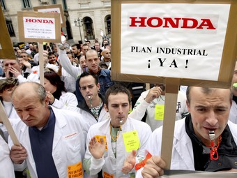 Treballadors d'Honda, en la manifestació d'ahir.  EFE