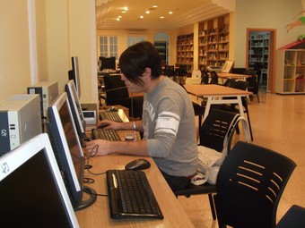 Un jove treballa la secció d'ordinadors de la Biblioteca Municipal. /  CEDIDA