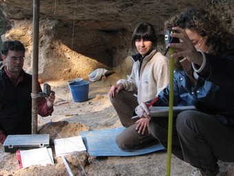 Arqueòlegs que ahir treballaven al jaciment del Catllar.  M. CERVELLÓ