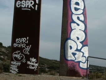 Els tags pintats al monument de Salses.  PORTA DELS PAÏSOS CATALANS