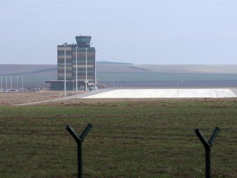 Les obres de condicionament dels voltants de l'aeroport de Lleida incouen un aparcament, ja en ús, i els camins per als ramats d'ovelels ORIOL DURAN