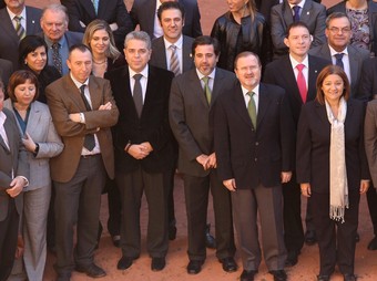 Diversos alcaldes posen al costat del conseller i la presidenta de l'AVL. /  CEDIDA