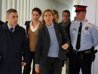 Gemma Montull, al centre de la imatge, sortint del jutjat el dia que va anar a declarar. /  O.D