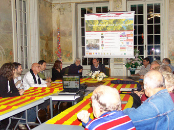 Gentil Puig, director de la revista Vallespir presentant el batlle d'Arles, Renat Bantoure, durant l'assemblea general. /  CCCV