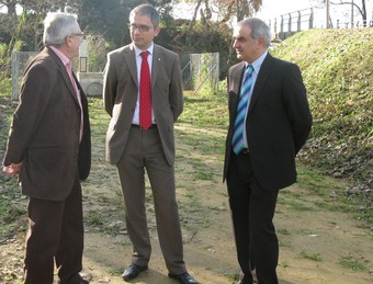 L'alcalde, el delegat del govern i el director territorial de Medi Ambient durant la visita d'obres.