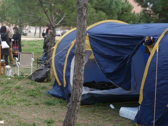 Les famílies, acampades ahir al matí al parc.  J.G.N