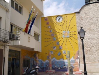 Façana de l'Ajuntament d'Almoines amb el mural de trencadís. ESCORCOLL