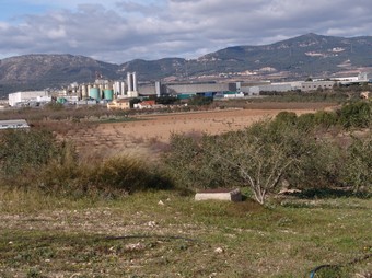 Imatge del polígon industrial de Valls, presa des de la zona est del municipi, que mostra l'impacte visual.  A. ESTALLO