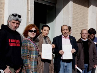 Membres de la Plataforma per la Llengua que van recollir firmes contra la supressió de l'oficina de promoció lingüística. EL PUNT AVUI