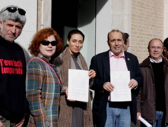 Lliurament de signatures a l'Ajuntament d'Alboraia. /  EL PUNT
