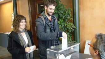 Una parella exercint el seu dret a vot de manera anticipada. JORDI COLOMER