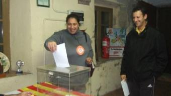 Una ciutadana marroquina vota anticipadament a la Jonquera la consulta d'independència. 