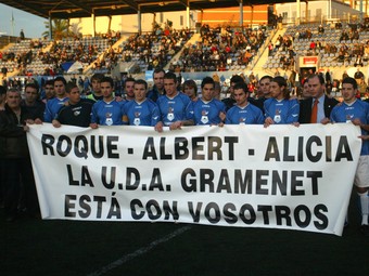 Aquesta va ser la imatge del partit, amb mig Sabadell protestant el gol anul·lat a Roberto. /  Q. PUIG