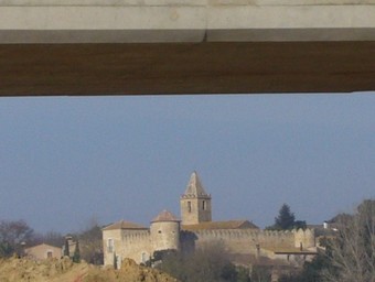 Detall del viaducte, amb el nucli de Ravós al fons. R. E