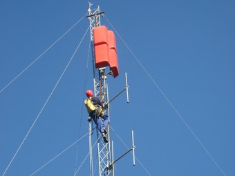 Un operari, desmantellant ahir al matí l'antena.  EL PUNT