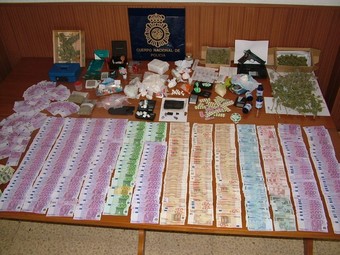 Part de la droga i dels diners intervinguts per la Policía a la xarxa.