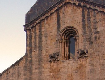 Façana del monestir de Sant Pere de Besalú. R. E