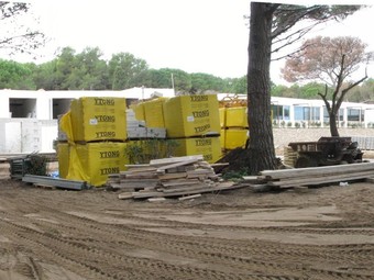Una imatge dels nous bungalous que es construeixen per ampliar l'Hostal Empúries de l'Escala. /  EL PUNT