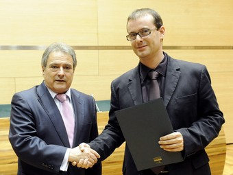 Kulià Engo i Alfonso Rus signen el conveni per al repartiment d'aliments. /  CEDIDA