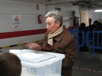 Una dona vota en la consulta de Berga, en una imatge d'arxiu.  EL PUNT